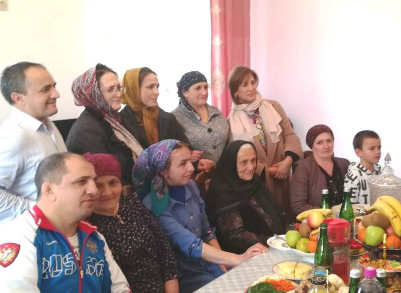 В рамках мероприятий приуроченных к проведению Года семьи, социальные работники Минтруда Дагестана в Дахадаевском районе навестили многодетную семью